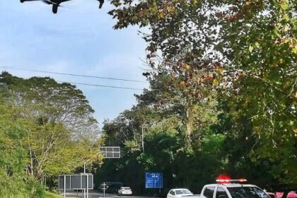 Drone da Polícia Militar Rodoviária fiscalizando ultrapassagem proibida em rodovia