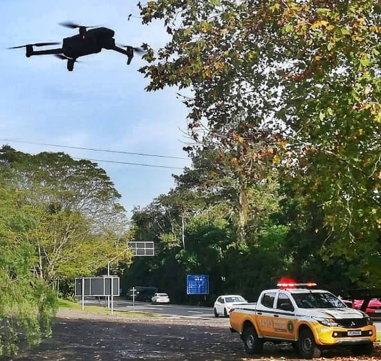 Drone da Polícia Militar Rodoviária fiscalizando ultrapassagem proibida em rodovia