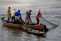 Duas pescadoras artesanais brasileiras, Luena Pataxó e Joana Rodrigues Mousinho, sorriem segurando certificados da FAO em cerimônia em Roma