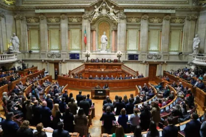 Contraste eleitoral 2022: homem negro acorrentado em ato bolsonarista vs multidão diversa na Paulista
