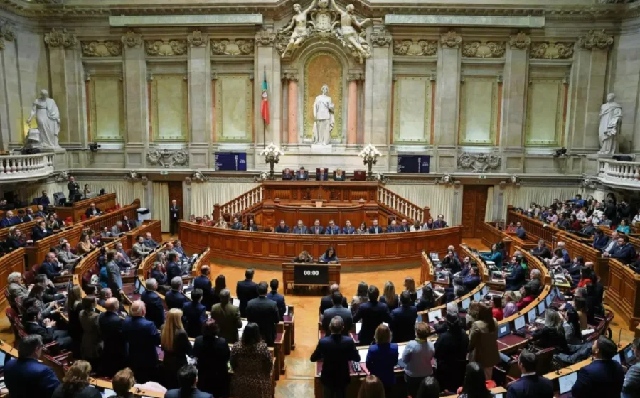 Contraste eleitoral 2022: homem negro acorrentado em ato bolsonarista vs multidão diversa na Paulista