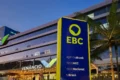 Logotipo da EBC sobre fundo digital com setas indicando restauração de acervo jornalístico bloqueado durante defeso eleitoral 2026