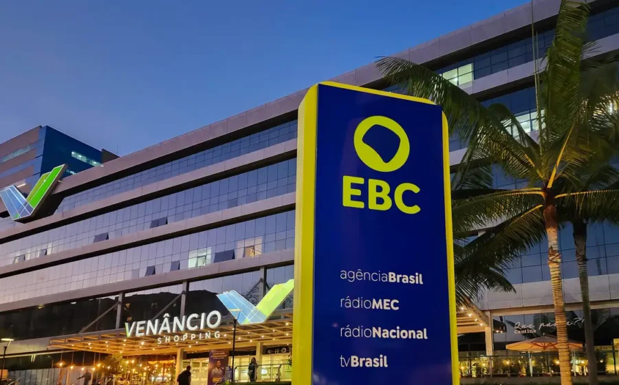 Logotipo da EBC sobre fundo digital com setas indicando restauração de acervo jornalístico bloqueado durante defeso eleitoral 2026