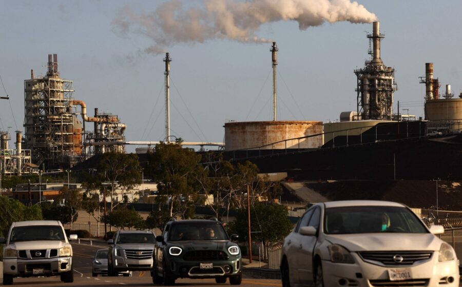 Bandeiras do G7 e dos EUA sobre gráficos de queda do preço do diesel
