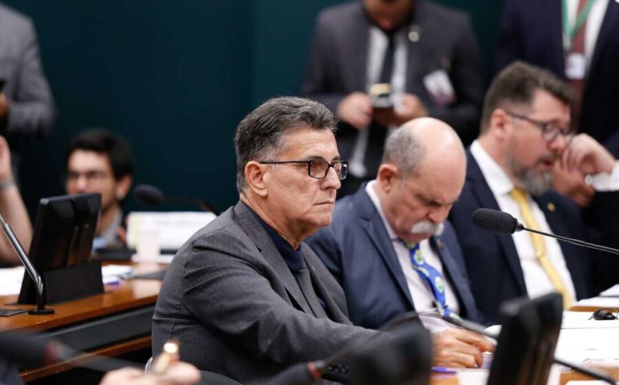 Donald Trump observando mapa do Brasil com relatórios da Abin sobre eleições presidenciais