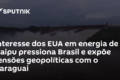 Usina de Itaipu com torres de transmissão e servidores de IA simbolizando parceria EUA-Paraguai