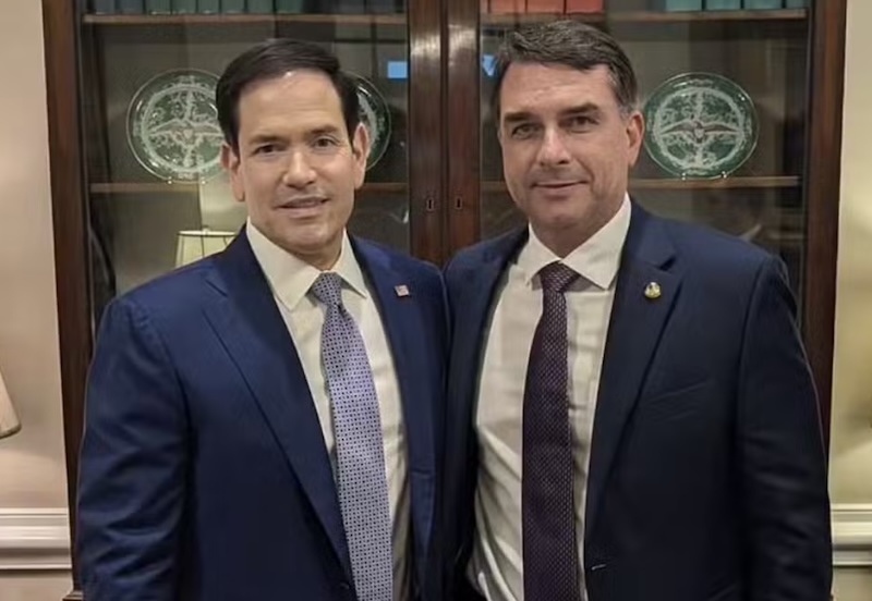 Marco Rubio em coletiva de imprensa negando envolvimento dos EUA na entrada de Flávio Bolsonaro