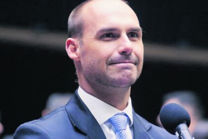 Eduardo Bolsonaro em destaque com símbolos do Itamaraty e bandeiras internacionais