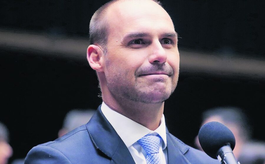 Eduardo Bolsonaro em destaque com símbolos do Itamaraty e bandeiras internacionais