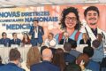 Reunião de líderes do Hospital Einstein e Inspirali assinando parceria para reformular 15 cursos de medicina no Brasil