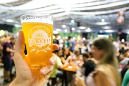 Fachada histórica da EisenHaus em Blumenau, antigo Bar Estação Eisenbahn reaberto com cardápio do chef Fogaça