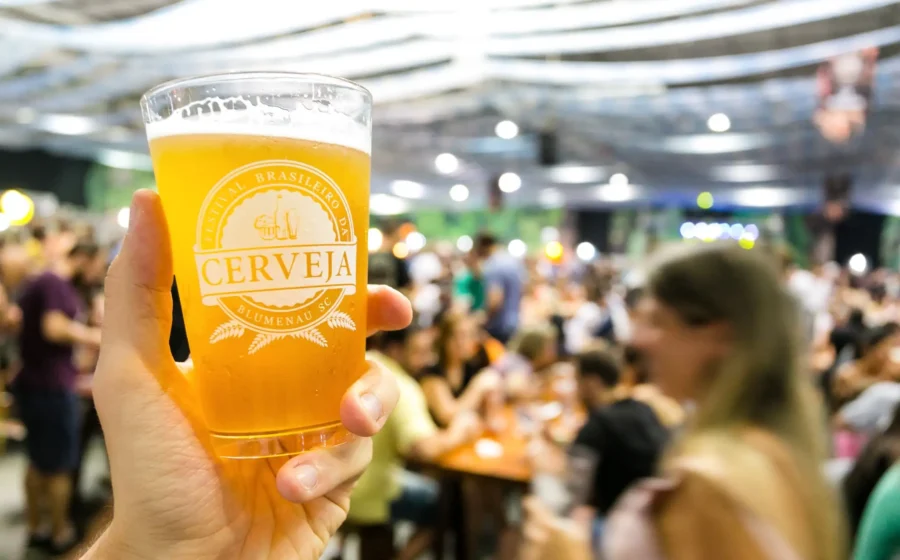 Fachada histórica da EisenHaus em Blumenau, antigo Bar Estação Eisenbahn reaberto com cardápio do chef Fogaça