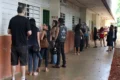 Estudantes em escola com bandeira do Brasil ao fundo, simbolizando violência política pós-eleição 2026