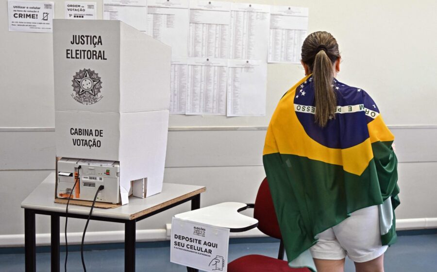 Leonardo Freitas, CEO da Hayman Woodward, aponta para gráfico de crescimento de 500% em vistos pós-eleição