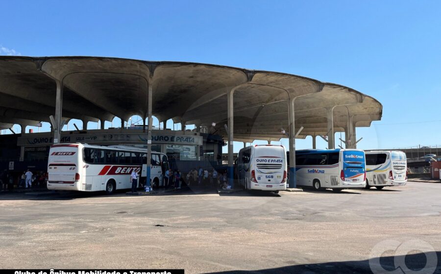 Eleitores aguardam ônibus inexistentes na rodoviária de João Pessoa nas eleições 2026
