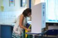 Eleitora Carmelita Souza, 59 anos, primeira a votar no 2º turno em Petrolina na Escola Santa Terezinha