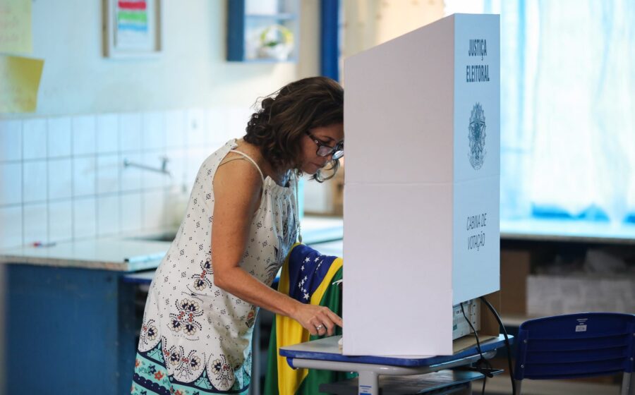 Eleitora Carmelita Souza, 59 anos, primeira a votar no 2º turno em Petrolina na Escola Santa Terezinha