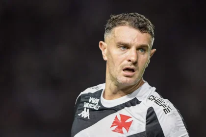 Jogadores do Vasco cabisbaixos após eliminação para o Boca Juniors no Maracanã pela Sul-Americana
