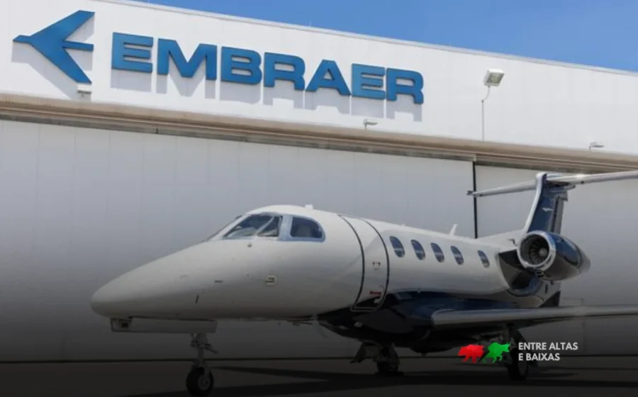 Gráfico mostra desdobramento 1:4 dos ADRs da Embraer com setas indicando divisão de ações e ajuste de preço