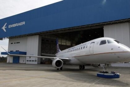 Jato Embraer E195-E2 em voo simboliza recorde de US$ 35,7 bi em pedidos