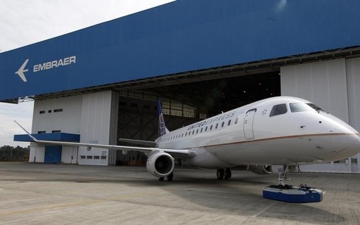 Jato Embraer E195-E2 em voo simboliza recorde de US$ 35,7 bi em pedidos