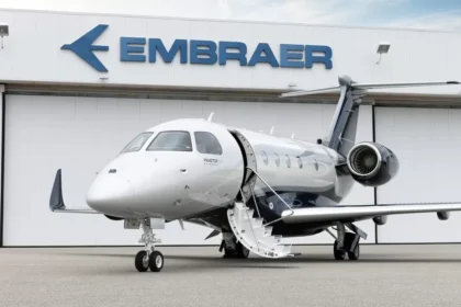 Jato comercial Embraer E195-E2 em voo, símbolo da carteira recorde de US$ 35,7 bi
