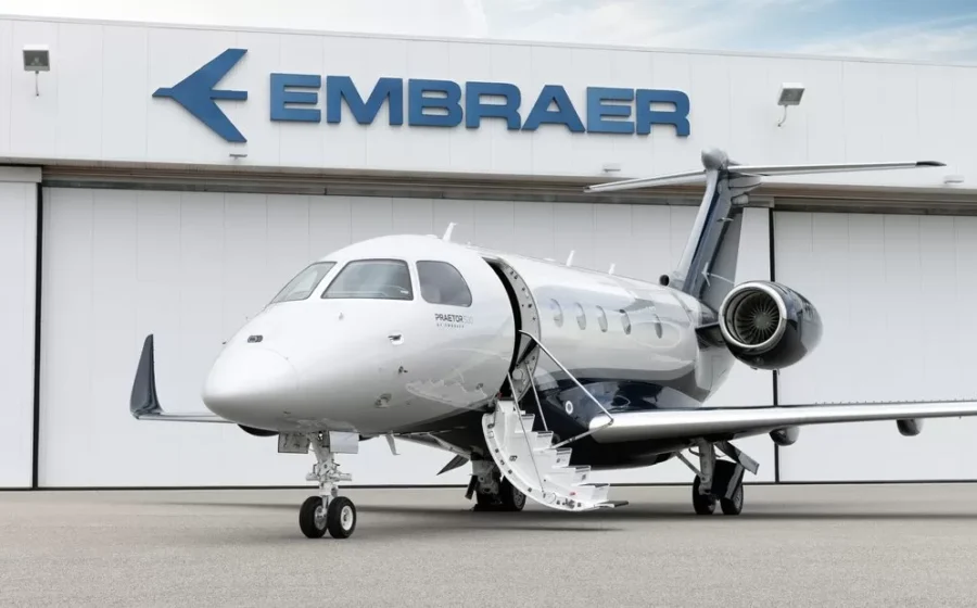 Jato comercial Embraer E195-E2 em voo, símbolo da carteira recorde de US$ 35,7 bi