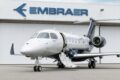 Avião Embraer E195-E2 decolando pista aeroporto recorde 66 entregas trimestre 2024