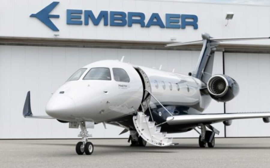 Avião Embraer E195-E2 decolando pista aeroporto recorde 66 entregas trimestre 2024