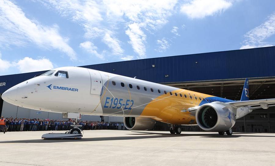 Logotipo da Embraer com gráfico de ações representando mudança de ADR 4:1 para 1:1