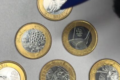 Empresário cearense segura moedas raras de R$ 1 valorizadas por colecionadores
