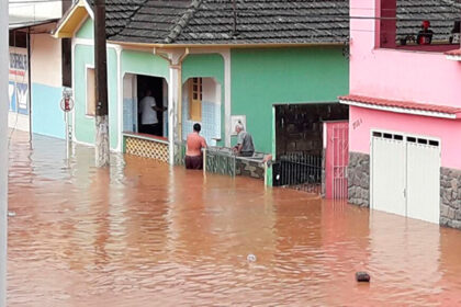 Comerciantes de Juiz de Fora limpando lojas alagadas após enchente histórica de fevereiro de 2026