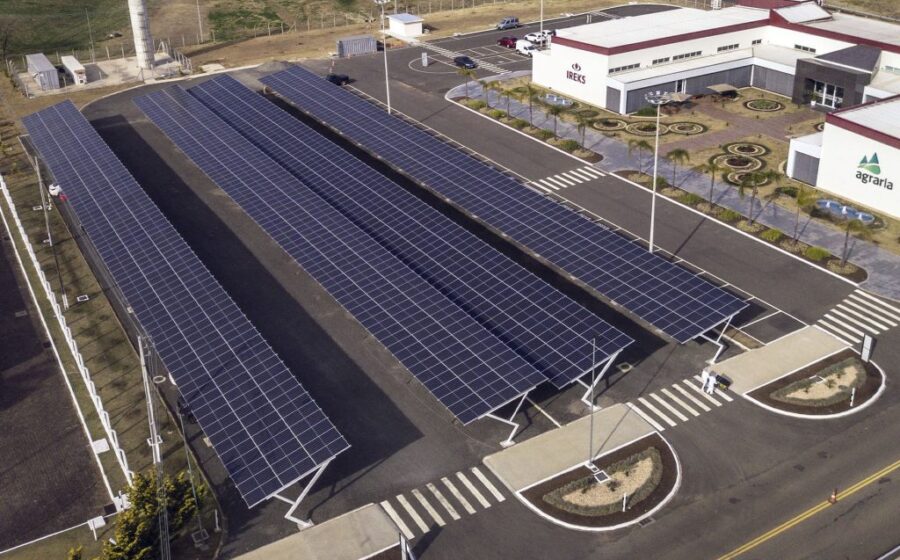 Estacionamento do Six Flags Magic Mountain coberto por 22.908 painéis solares bifaciais formando a maior estrutura carport solar da Califórnia