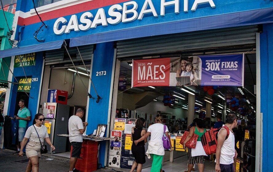 Fachada de loja Casas Bahia com logotipo visível, representando varejista em reestruturação com estoques 40% menores