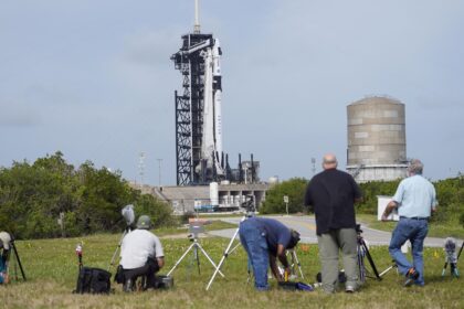 Estudantes de escola pública brasileira montam nanosatélites EduSat antes do lançamento no foguete Falcon 9 da SpaceX