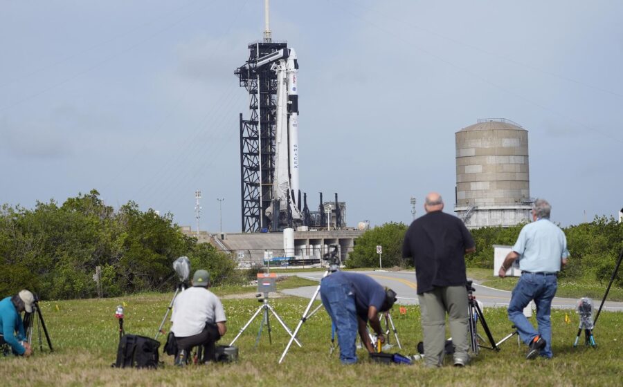 Estudantes de escola pública brasileira montam nanosatélites EduSat antes do lançamento no foguete Falcon 9 da SpaceX