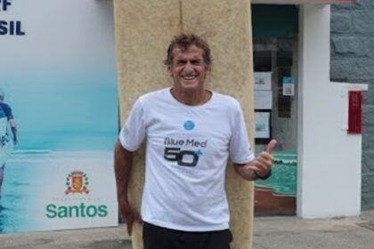 Navio porta-contêineres sendo abastecido com etanol no porto de Santos pela Copersucar, primeiro corredor verde marítimo mundial