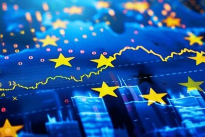 Gráfico mostra queda do euro para mínima de 17 meses com bandeira da França ao fundo