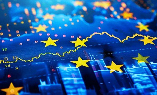 Gráfico mostra queda do euro para mínima de 17 meses com bandeira da França ao fundo