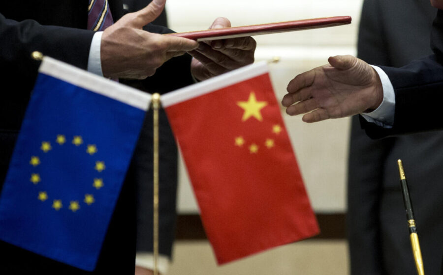Carros híbridos chineses em porto europeu com gráficos de cotas de importação da UE