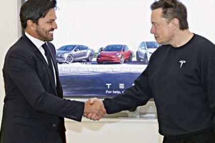 Fábio Faria ex-ministro Comunicações ao lado logotipo Starlink Elon Musk conexão público-privado