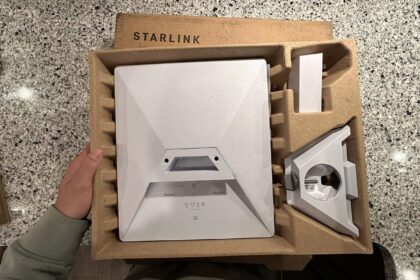 Fábio Faria, ex-ministro das Comunicações, em destaque com logotipo da Starlink ao fundo