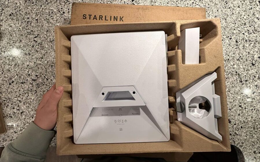 Fábio Faria, ex-ministro das Comunicações, em destaque com logotipo da Starlink ao fundo