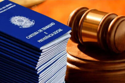 Tribunal do Trabalho de Santa Catarina com balança da justiça e documentos jurídicos sobre mesa