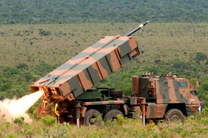 Sistema de artilharia Astros 2020 da Avibras em exercício militar do Exército Brasileiro