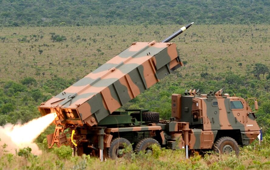 Sistema de artilharia Astros 2020 da Avibras em exercício militar do Exército Brasileiro