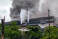 Explosão na CSN Volta Redonda: nuvem de fumaça escura em usina Presidente Vargas durante descarregamento de ferro-gusa