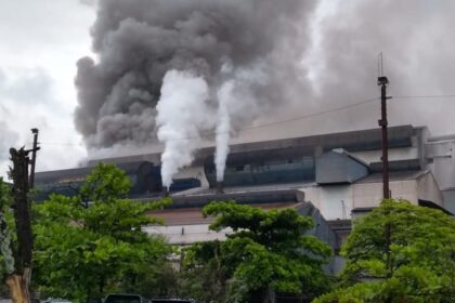 Explosão na CSN Volta Redonda: nuvem de fumaça escura em usina Presidente Vargas durante descarregamento de ferro-gusa