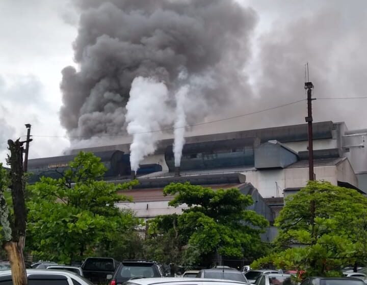 Explosão na CSN Volta Redonda: nuvem de fumaça escura em usina Presidente Vargas durante descarregamento de ferro-gusa