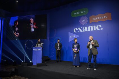 Expoece 2026 no Parque de Exposições César Cals: gado Nelore em pista de julgamento com compradores e leilão